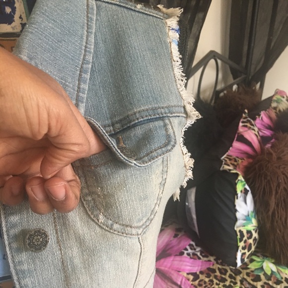 🚨 5/$20 Adorable light wash denim vest w/grommets - Picture 6 of 10